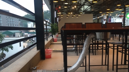 Lợi ích vượt trội của việc lắp đặt chụp hút khói tại bàn trong các nhà hàng hiện đại