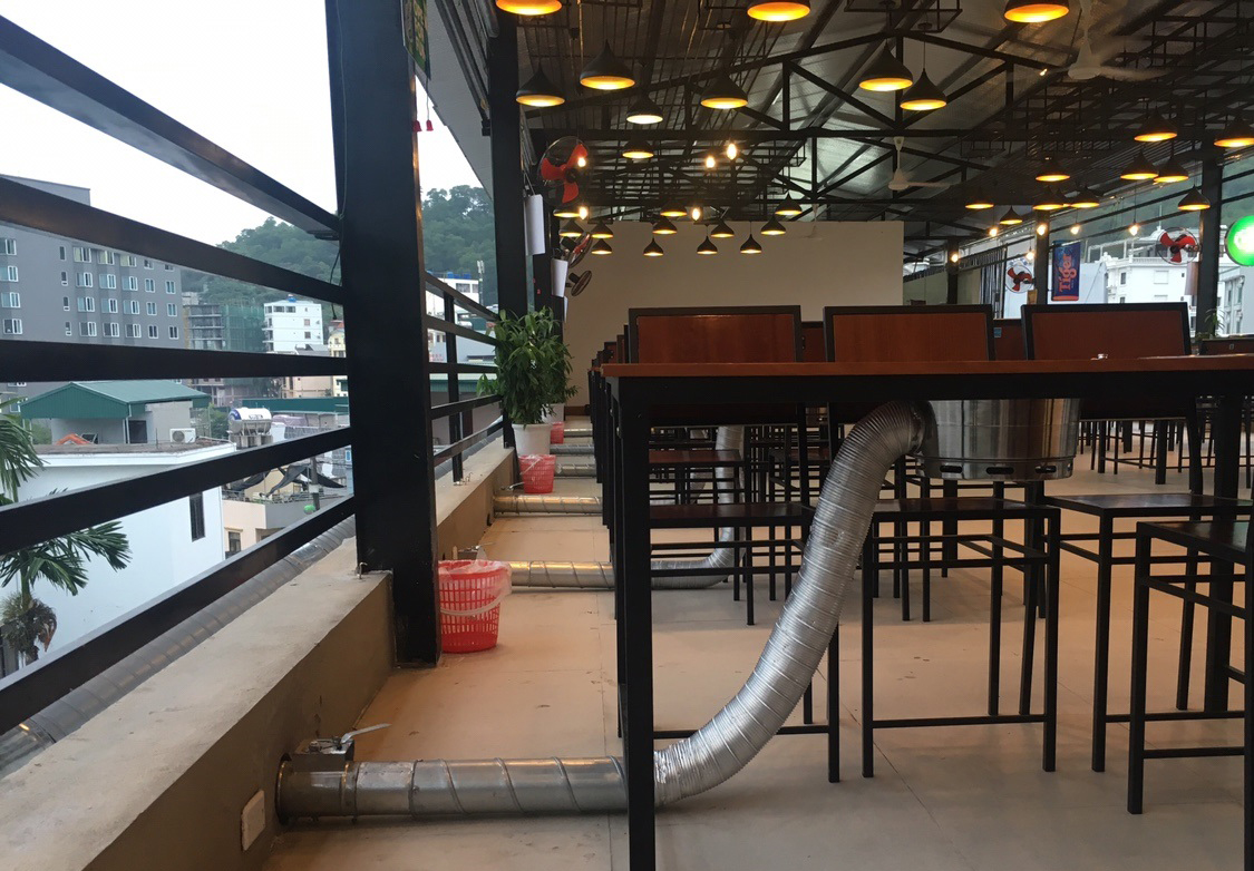 Lợi ích vượt trội của việc lắp đặt chụp hút khói tại bàn trong các nhà hàng hiện đại